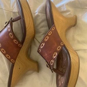 Leather. Between toe heel. No wear spots on sole or body.